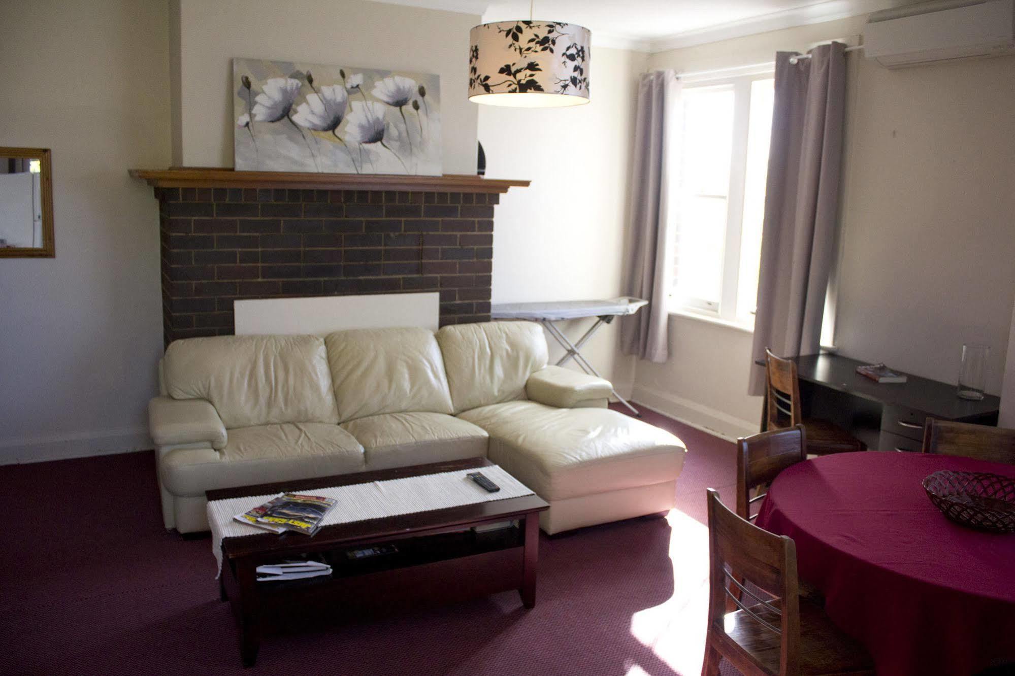 Court House Hotel Boorowa Dış mekan fotoğraf